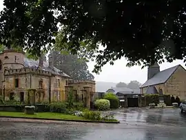 The church and chateau in Étrépigny