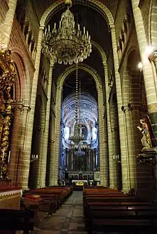 The nave of Évora Cathedral already has a Gothic-kind pointed barrel vault.