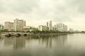 Confluence of Hua Brook (华溪) on the left and Nan Brook (南溪) on the right, forming the Yongkang River (永康江) in the middle (2010)