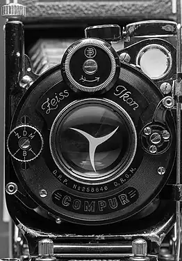 Dial-set three-leaf Compur shutter, partially open.