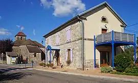 The town hall and church in Magnivray