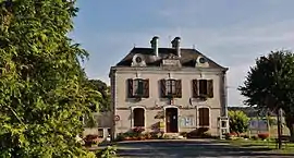 The town hall in Feux