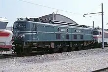 A later 2D2 9100 with a flat-fronted body style