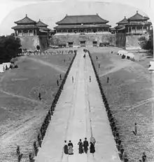 A historic photograph of the Meridian Gate in Beijing, the sole surviving example of an imperial que gate in China, showing the two protruding que wings in combination with the conventional gate in the centre.