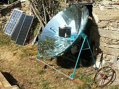 Solar cooker with parabolic reflector