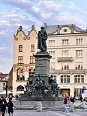 The monument seen against Main Market Square townhouses