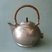 Electric kettle in the form of a traditional stovetop kettle