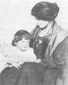 Amber Reeves, with Anna-Jane, her daughter with H. G. Wells (1910)