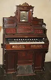 Parlor organ: melodeon orAmerican reed organ by American Reed Organ Co., Rotterdam