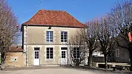 The town hall in Annoux