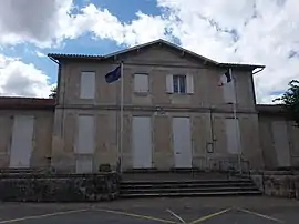 The town hall in Asques