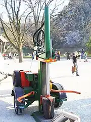 Hydraulic wood splitting machine