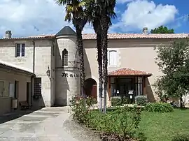 The town hall in Béguey