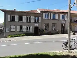 The town hall and school in Bassing