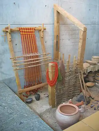 Loom with four heddle-rods. Mechanism for stopping the beam from rotating during weaving is also clearly shown. Reconstruction of a Gaulish loom.