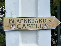 A sign leading to Blackbeard's Castle