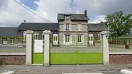 The town hall and school in Boissy-Fresnoy