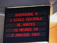 A French electronic sign. It reads, Bienvenue a L'École centrale de Nantes, 12 heures 09, 3 Janvier 1900.