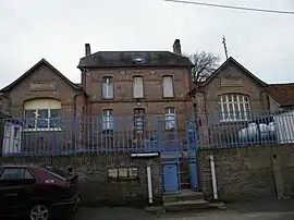 The town hall and school in Cahon