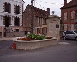 A photograph of the monument to Camus built in Villeblevin.