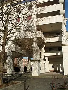 Postmodern Venus de Milo caryatids of Rue Frank Lloyd Wright no. 14, Guyancourt, France, by Manuel Núñez Yanowsky, 1992