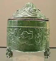 Han wine storer/decanter with lid in the shape of a mountain.