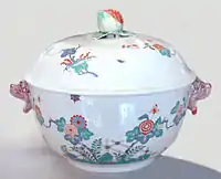 Chantilly soft-porcelain terrine, Japanese Kakiemon style, 1725–1751.