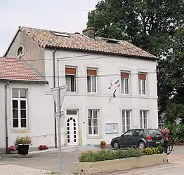 The town hall in Chef-Haut