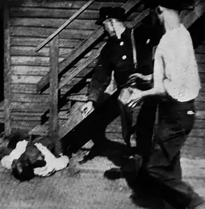 A fifth picture from the series;an African-American man assaulted with stones during the Chicago Race Riot. Note that this picture was printed backwards – see corrected version atA subsequent 6th and 7th picture show the arrival of police officers and the victim.