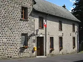 The town hall in Compains