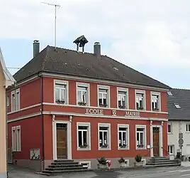 The town hall and school in Courtavon