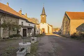 The church and surroundings in Cussy-le-Châtel