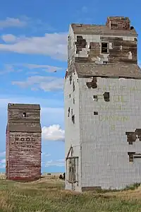 Old grain elevators in Dankin