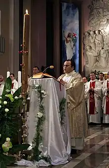 A deacon singing the Exsultet.