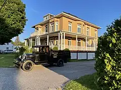 On the vintage truck: Paul Guilbault, Grondines, Charroyage général (Transport), chemin Sir-Lomer-Gouin