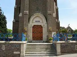 The church doors in Dreuil-lès-Amiens