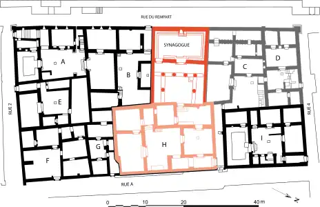 Plan of islet L7 in Dura-Europos, with the synagogue (in red) and its outbuildings (in pink). According to the plan of NC Andrews (1941) taken up in Hachlili 1998, p. 41.