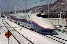 An 8-car Nagano Shinkansen E2 series set J6 arriving at Karuizawa Station on a Tokyo-bound Asama service in February 1998