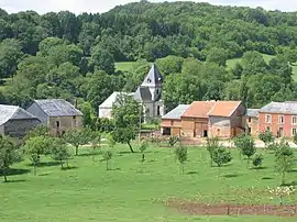 The church and surroundings in Hagnicourt