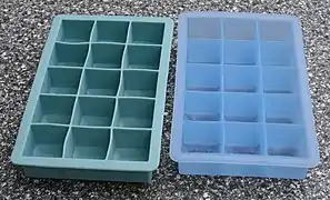 Flexible ice cube trays made of silicone allow easy extraction of ice.