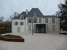 The town hall in Périgny