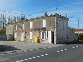 The town hall in Puyrolland