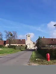 The church and surroundings in Flacey-en-Bresse