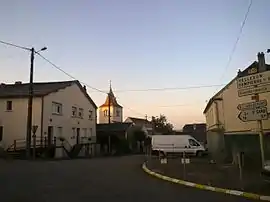 The church and surroundings in Fresne-Saint-Mamès