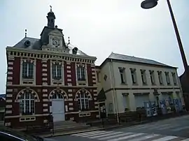 The town hall in Fressenneville