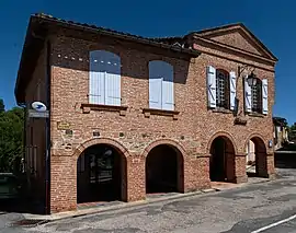 The town hall in Giroussens.