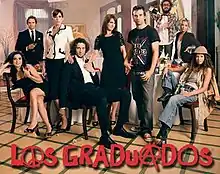 Main cast of Graduados. There is a group of characters sitting, and others standing.