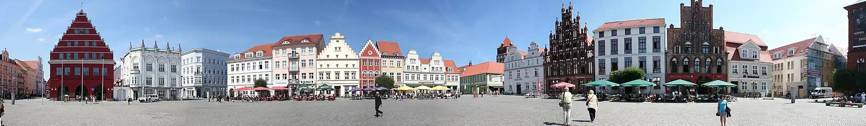 The historic market square with its pubs, cafés, and restaurants – the core of the city centre – is a popular place on a sunny day.