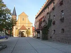 Town square with the Church of Saint John the Baptist and the town hall (right)