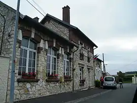 The town hall and school in Hem-Monacu